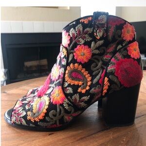 CROWN VINTAGE  FLORAL EMBROIDERED BOOTIES SIZE 8 MEDIUM
